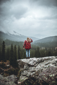 小黄鸭纯净光明尊老爱幼：传递温暖与关爱的幸福生活理念